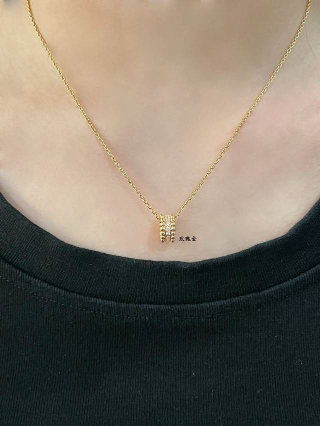 V金材质5140220 Vca单排满钻项链 具有很强的百搭性，可以与各种风格的服装搭配，它可以单戴，作为劲部的焦点装饰，展现出简洁大方的美感，也可以与其他项链叠