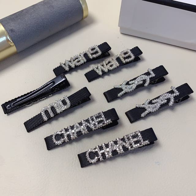 chanel小香 Ysl圣罗兰 Miumiu缪缪 Wang亚历山大王 满钻字母压夹边夹日常精致小单品 气质百搭小仙女必入单品 宝藏款 闭眼入推荐款 一对