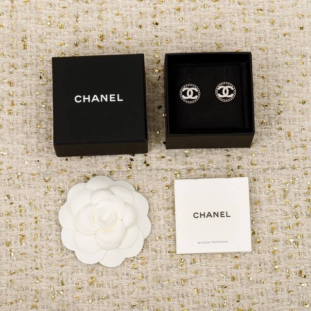 250451 我们出品 预售8号左右出货，Zp6240！量大咨询客Fu 香 圆形镂空双C耳钉 25秋冬最新款系列全网首发！老规矩先到先得非常千金风这一季的最爱没