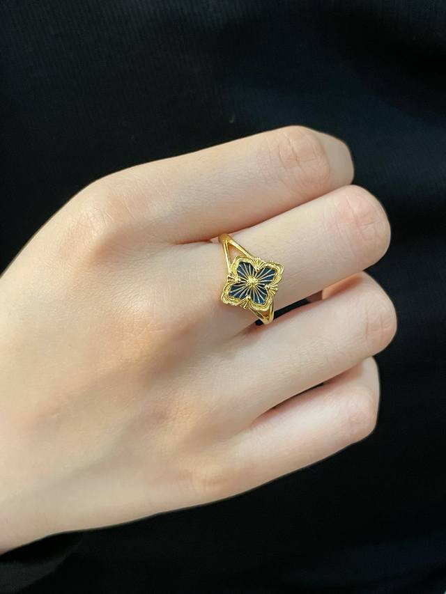 V金材质 码数 5678 布契拉提歌剧院系列戒指蓝色珐琅复古宫廷风四叶草，太有意式风情了，整件作品精致华丽又增添文艺的感觉，采用 Rigato平行纹雕刻工艺打造