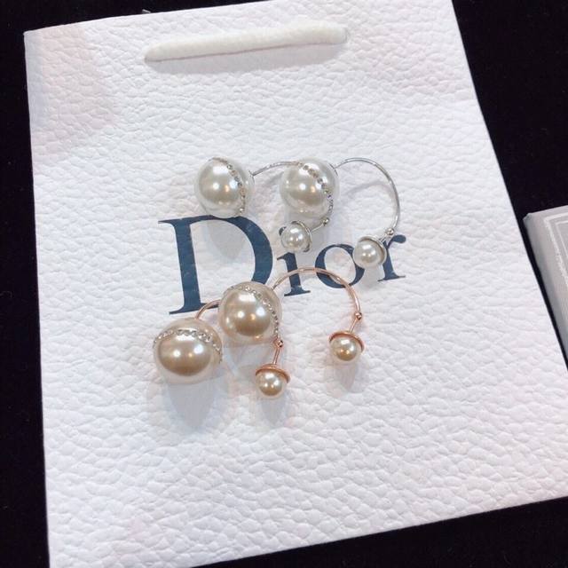 Dior 迪奥 Cd耳钉 年专柜新款上市 美得不要不要的 唯美 浪漫 人手必备款 火爆小红书 精选Z批一致材质搭配纯银针．