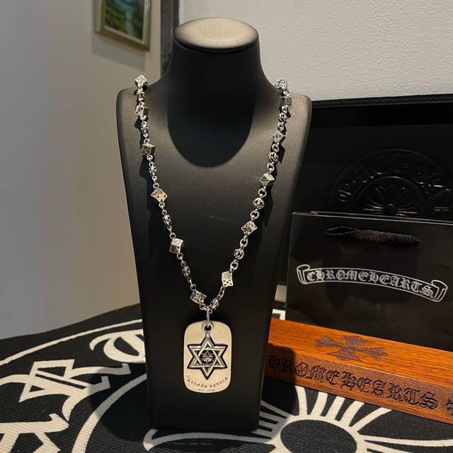 抖音 快手 Ins 小红书 直播热门 ，新款 专柜品质 Chrome Hearts克罗心花球骰子项链 ，方牌六芒星吊坠，凹凸造型不同的花纹设计风格 呈现出与众不