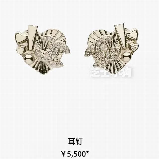 Chanel25B浅金色爱心徽章线条耳钉 线条爱心上满钻字母和饱满的小爱心点缀~ 好看又精致的小耳钉，日常百搭不出错