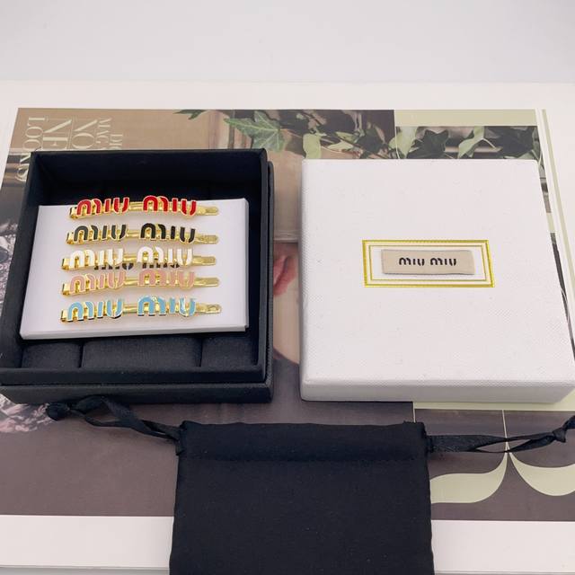 单个 我们出品 M！U字母珐琅发夹 Z 2850，量大咨询客Fu绝美配色叠戴太绝啦！墙裂推荐！编号，配送包装上身方知它的美俏皮又恰到好处的小可爱，超显白！这大概