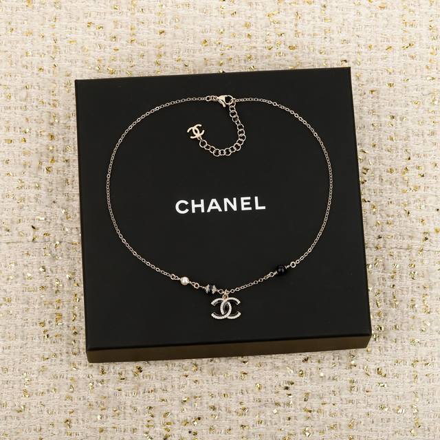 我们出品 Zp9750，量大咨询客Fu 香 黑色珐琅双C项链 必入爆款！全网首发现货25B最新款，我们做到一致致Z批珐琅滴油，用钻也是一致Z批施华洛世奇水钻真的