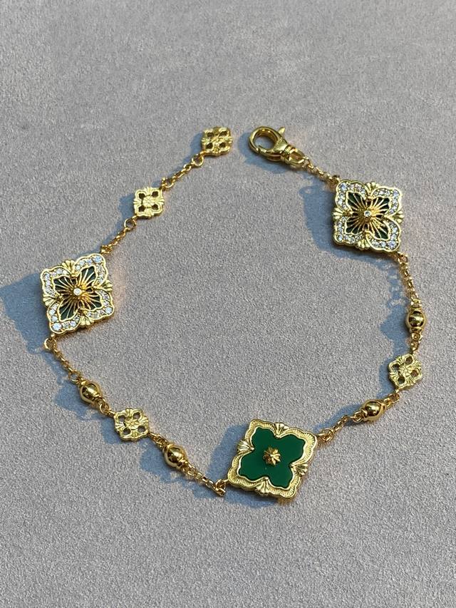 V金材质对版精工布契拉提孔雀石歌剧院三花手链