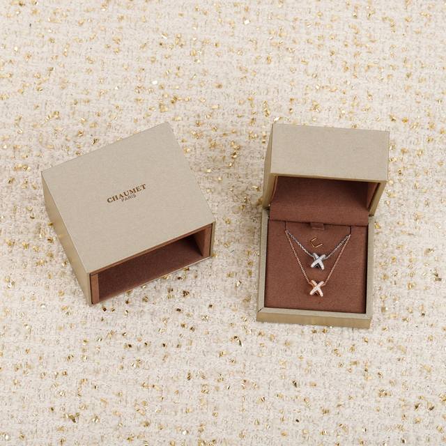 我们出品 交叉项链 Zp28600+ 认准 我们出品 Jeux De Liens 欢 缘 手链这款绝对的推荐，气质清新，造型知性而灵动，优雅别致的气质配搭起来更