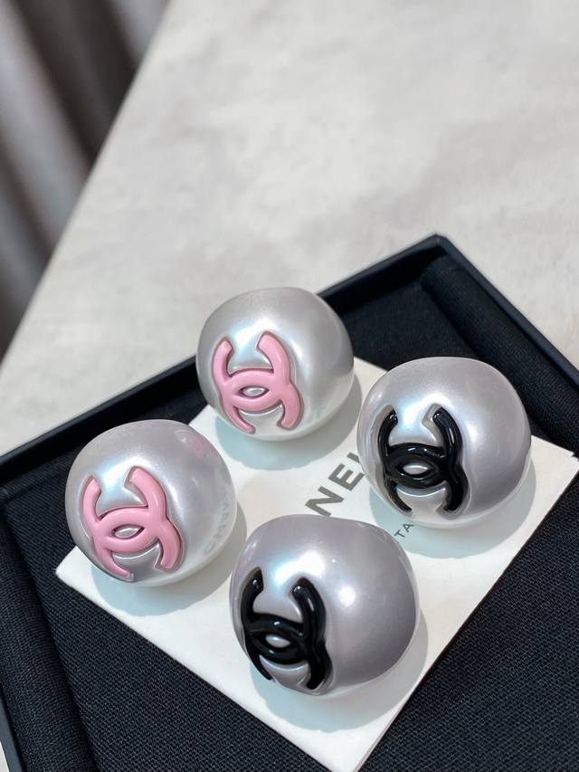 高品质 细节如图 香 黑 粉双C珍珠耳钉 美到冒泡本季的宝藏耳钉爱疯了黑色时髦经典百搭粉色贵气外露，粉粉甜甜珍珠色调是那种银冷瓷白光，微微珠光感，不是暖白珍珠哟