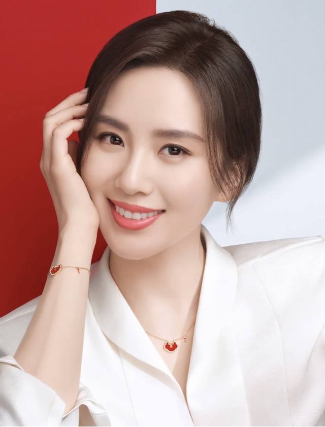 V金镀咪金 麒麟大号如意锁项链时尚与传统相结合的一款不会满大街撞款的小精品，非常夺目，精巧别致，很吸睛！手工微镶八心八箭高碳钻，碎钻也是很闪的哦！电镀厚金，保色