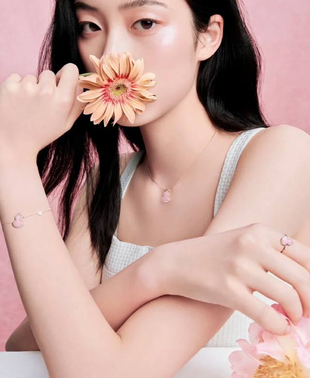 V金镀咪金 。麒麟迷你粉葫芦项链，高颜值 上身效果很赞 很百搭哦 镀厚金 真金质感一流的 八心八箭高碳钻 小而精致 戴出去就说是真金的