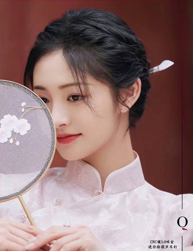 V金镀咪金 麒麟迷你粉葫芦耳钉，招财旺运 高颜值 上身效果很赞 很百搭，镀厚金 真金质感一流的 小而精致 戴出去就说是真金的！