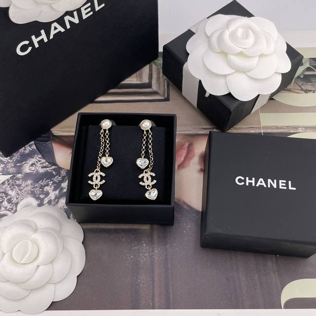 我们出品 香长短流苏爱心钻耳钉 Z 6700！量大咨询客Fu现货30秋冬最新款！全网首发现Huo哇哇，太美了长短流苏的设计超级灵动，超级修饰脸型巨巨巨美！上边颗