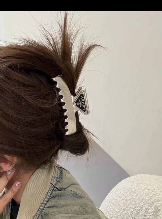 prada 普拉达 发夹 爆款新品 精致耐看 华丽登场，整体细节非常令人惊喜，典雅而时尚，突显法式高雅气息
