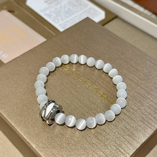 宝格丽手链V金材质 Bvlgari宝格丽 Divas‘ Dream 系列 天然猫眼石 品相完美，细节无敌，那种独特的色泽完全无可挑剔，再缀以经典指环外形设计，简