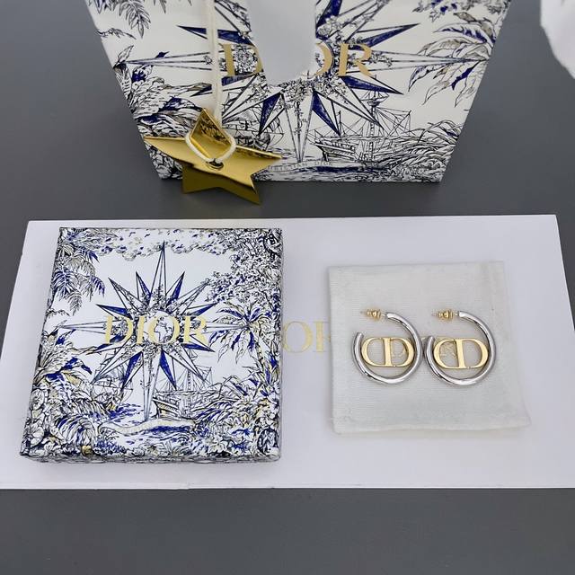 我们出品 D银环金Cd耳钉 Z 4300， 春夏系列，最新款首家现货闭眼冲！一致Z批黄铜材质，特别的撞色设计分色电镀！非常的耗时耗力，清爽的银色搭配高级哑光金！