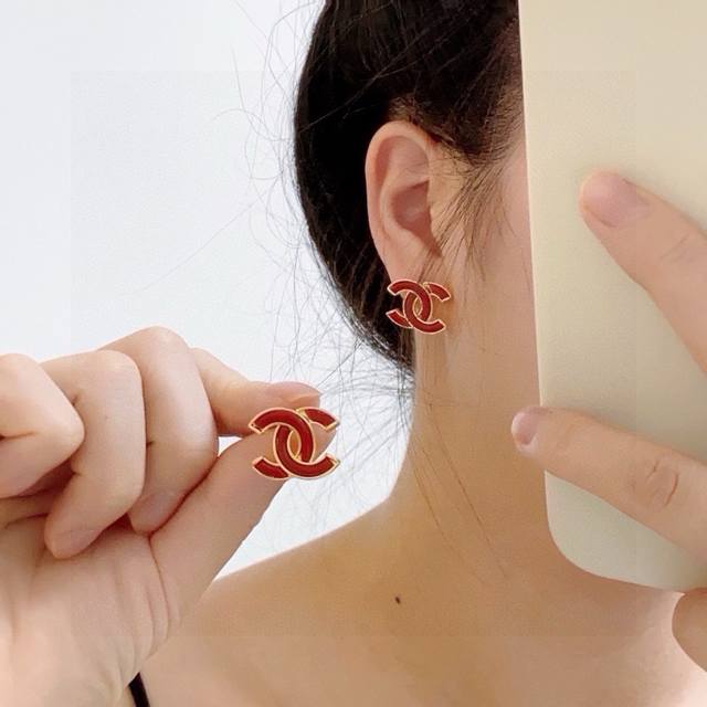 新款Chanel 小香 新年红色耳钉 专柜同步上新 耳环 原版一致材质搭配纯银针耳环 精工细作打造全网最高性价比最高品质上耳效果特别好看！简直美腻了！适合各种喜