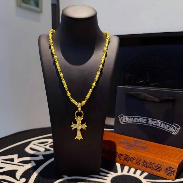 新款 专柜品质 Chrome Hearts克罗心黄金色复古十字花球项链 藤蔓爱心十字架，凹凸造型不同的花纹设计风格 呈现出与众不同 十字架 童军花是克罗心的志