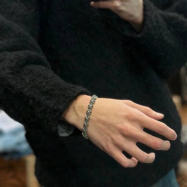 新款 专柜品质 Chrome Hearts克罗心 经典复古做旧十字花手链 凹凸造型不同的花纹设计风格 呈现出与众不同 十字架 童军花是克罗心的志 所以更经久不衰