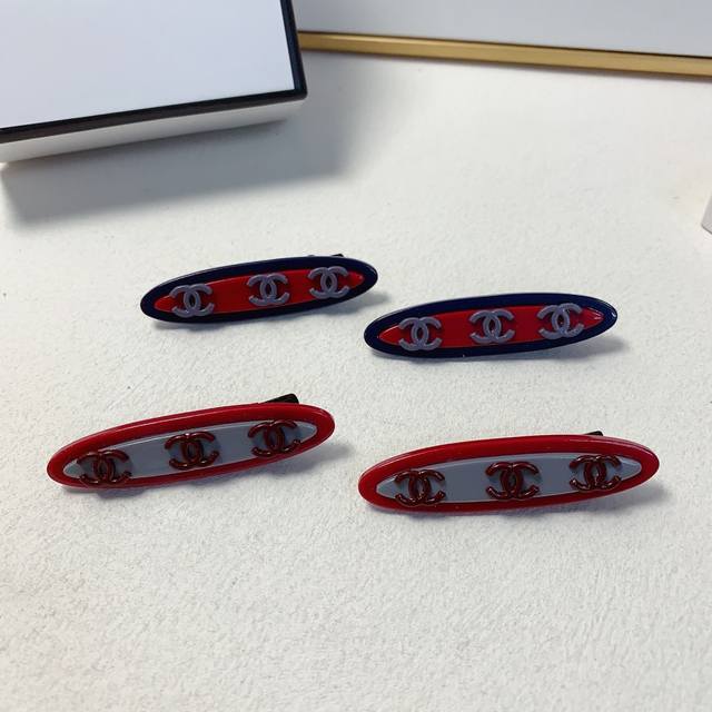 chanel小香 Chanel发夹 亚克力Logo边夹刘海夹压夹日常精致小单品 气质百搭小仙女必入单品 宝藏款 闭眼入推荐款 一对