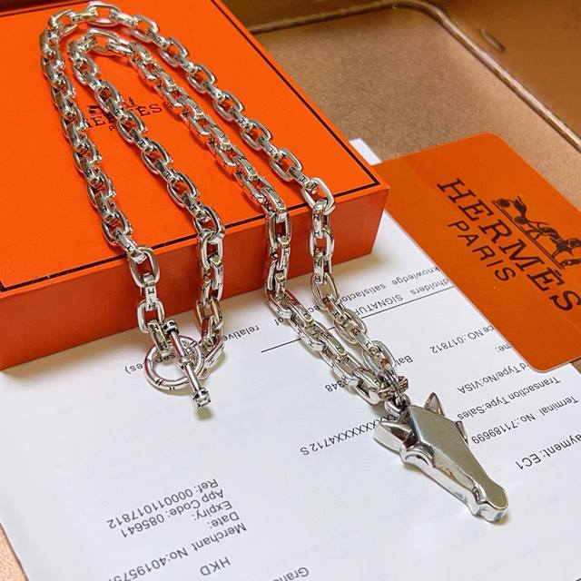 Hermes 爱马仕项链 马头项链系列首饰 进口定制.高端链条经典搭配 新品 简单时尚专柜一致 火爆款出货 设计独特 前卫 男女必备款！