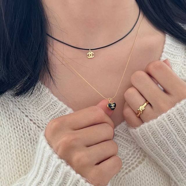 香奈儿Chanel最新款双C羊皮革锁骨项链皮质超个性，百搭款特别特别赞，整体细节非常令人惊喜，设计感十足，不仅带出个人自信及品味，款式典雅而时尚，突显法式高雅气