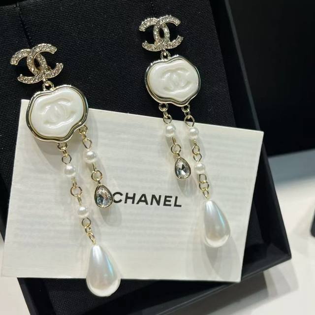 今日新品耳钉* 25A新款金色贝母云朵字母链条流苏水滴珍珠组合耳钉设计太出其不意了 另辟蹊径的国风元素非常有创意且精致 本季值得买的单品Yb一样黄铜材质 定制珍