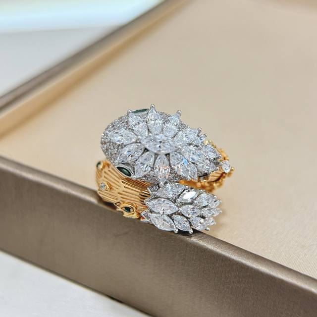 Bv家 新款 爆炸头 烫头 蛇鳞 弹簧戒指 霸气侧漏的款 真的太有存在感了 通体S925纯银微镶工艺 分色电镀厚金 超美很有气场的首饰 Zp100W天价 让人无