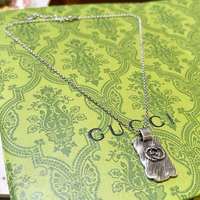 古驰项链最新款系列链条档次更高明星同款Anger Forest吊牌系列双G古驰项链 细节对版做旧处理 非市面亮面版型 这款一直在出 古驰里面热卖款 非常好搭配潮