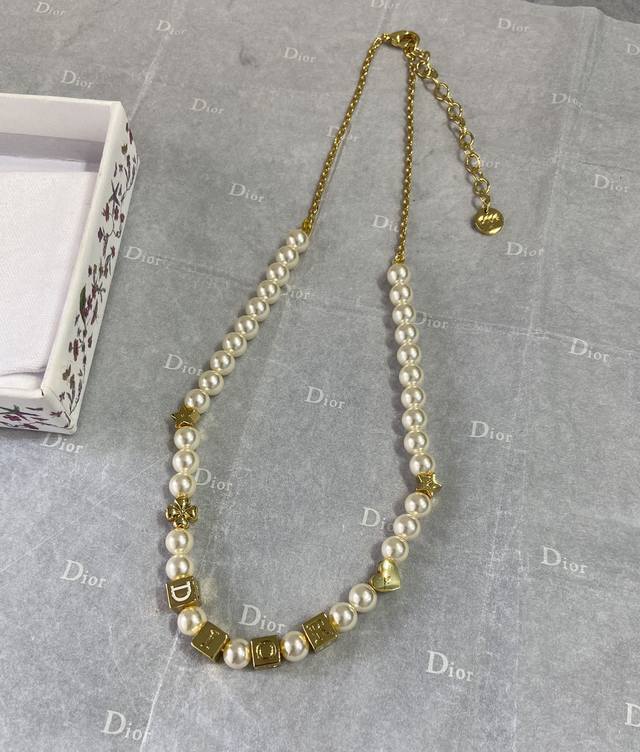 Dx0149 D花卉方糖骰子珍珠项链 太爱啦立体感弧度都拿捏到位！非常细腻完美！太太太高级了绝对是日常搭配的点睛之笔，简约高级！经典耐看！非常推荐大家自留一套入
