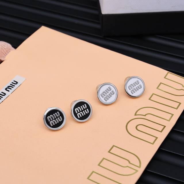 Miumiu 珐琅纽扣字母耳钉 Miumiu的Logo设计元素，极简主义，不只是简单，每个细节都透露出气质美感 是夏季不可缺少的小精致 一眼就被这款吸引了，非常