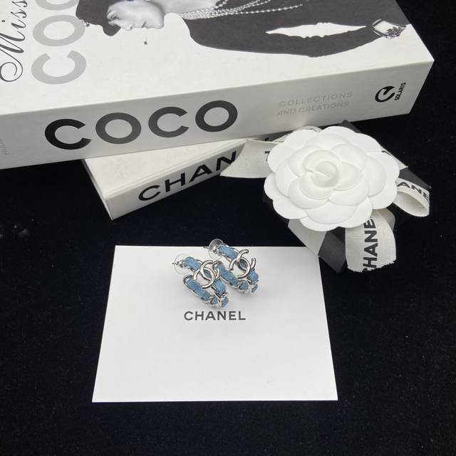 香奈儿25p新款牛仔蓝双C耳圈 休闲时髦 经典皮穿链设计