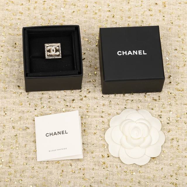 208513 我们出品 Zp6240，量大咨询客服 Chan L方块双C戒指 超级无敌难抢，专柜全部抢空，十足有范，这个真心重工，成本也真心巨高为什么！全部Cn