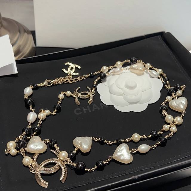 编号Xxl0810 李圣经 周雨彤同款 22C 早春度假新款桃心珍珠双C爱心毛衣链 一眼爱上的小可爱 很少女很贵气 可以绕双层佩戴 超级高级百搭黑白配色 又甜又