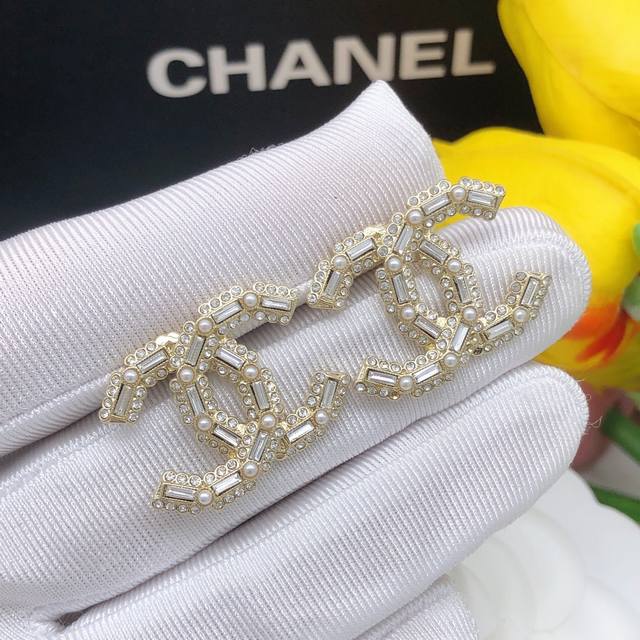 编号Xed0124 Ch 22K 方钻 珍珠 米珠耳钉 钻＋珍珠整个亮到不行细节满满满 它不会重！上耳是舒服的！ 又美又轻又亮的回 真的推推推！