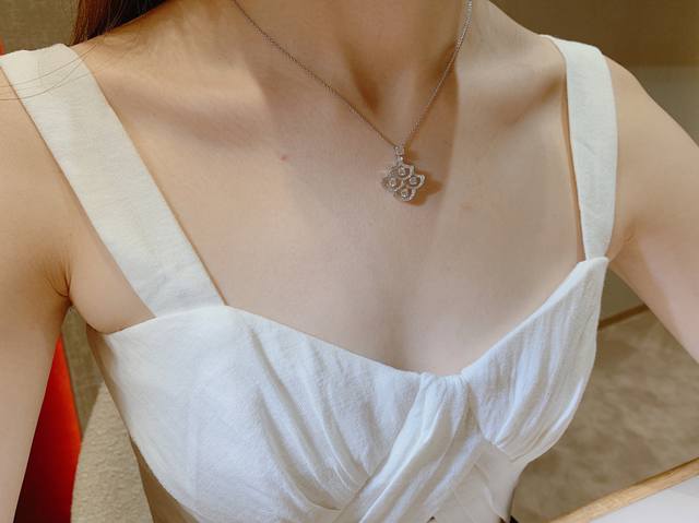 我们出品 量大咨询客Fu 彩宝系列-扇形镂空项链 白钻带来清透的气息，夏日活力高级感拉满，通体925纯银行业标杆工艺独家行业标杆新技术电镀优金电镀，保色度做到目