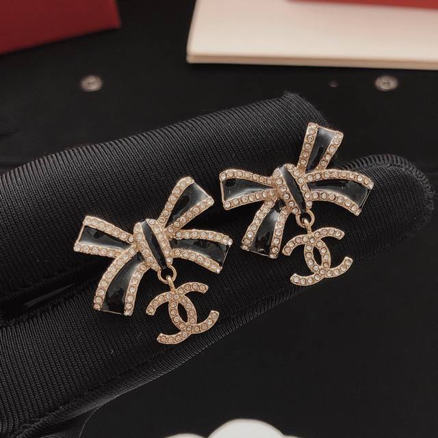 编号Xed0625 Ch*Nel最新款蝴蝶结耳钉 一致Z批黄铜材质