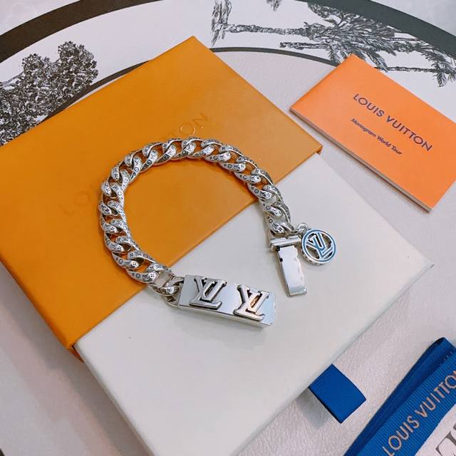 正品新款高品质路易威登Lv手链原单货专柜新款开模复古潮流时尚必备 男女均可佩戴 情侣款同款 摇滚朋克泰银风格 复古元素 潮流百搭 官网同款项链最新款链条档次更高