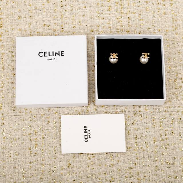 250533 我们出品 量大咨询客Fu Celne 凯旋门珍珠耳钉 时尚简约，又很有创意的设计，非常仙，非常柔美，落落大方！因为极其简单的设计，越是要做好，才有