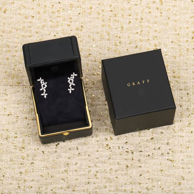 208470 我们出品 幻影蝴蝶耳环，可订做18K真金真钻版，只做对版真金货，价询客Fu，Pk市面各种金货 优雅的蝴蝶幻影迷你钻石描绘蝴蝶的优美轮廓，闪烁的密镶