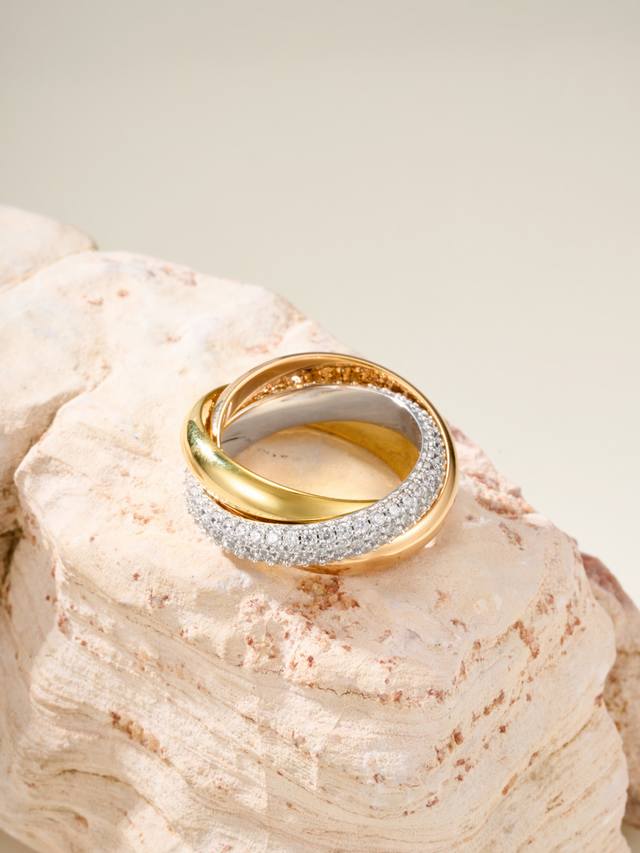 Tinity三环中号镶钻戒指 6789美号，单环3.2Mm 分别是黄金、白金、玫瑰金，三环缠绕融为一体，你想表达的意义都无限丰富，无限延伸，寓意太棒啦！ 超有个