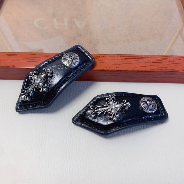 克罗心发夹 皮革Logo压夹Bb夹边夹日常精致小单品 气质百搭小仙女必入单品 宝藏款 闭眼入推荐款 一对