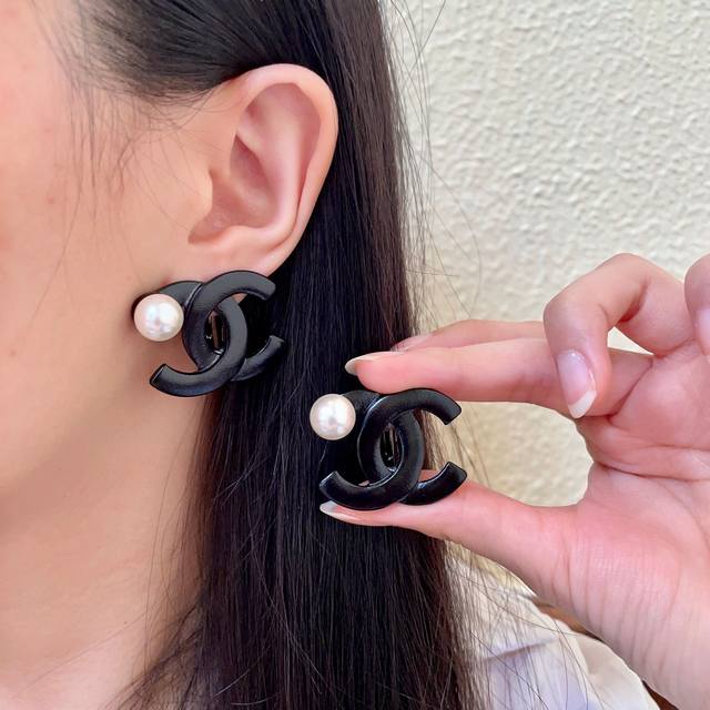 耳夹Chanel专柜最新款同步上新香奈儿耳夹耳环大牌香奶奶这个品牌在时尚女性当中绝对无所不知原版Logo字印都知道它的经典与岁月立体感超强 超好超抢手 黄铜材质