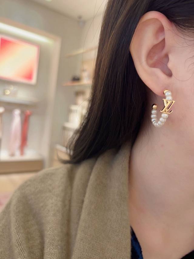 我们出品 Zp5920量大咨询客Fu L绿金花珍珠耳环 非常精致有设计感的手链太爱啦全系列同步开发！经典的Monogr M Flower元素每一朵小花都是我们家