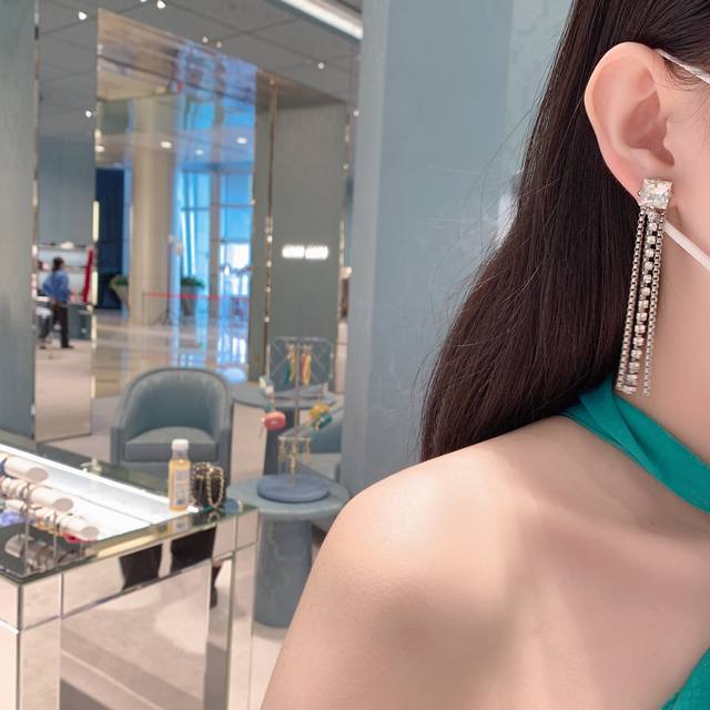 我们出品 Z批 5980，认准业内唯一一家购入正品做货的，量大咨询客Fu Miu流苏耳环 太完美了，一模一样的节奏，精选黄铜材质，施华洛钻，搭配起来非常好看，完