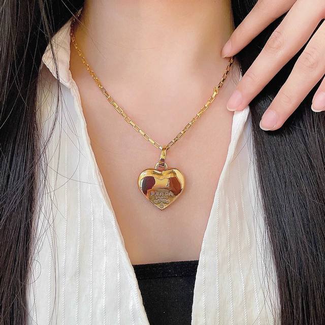 批Rada普拉达爱心吊牌项链项链 官网精选款独家高端品质实拍图代购级别做工精致细腻重工版本超级仙女唯美的一款做工超级细心逛街 约会 上班都可以很好的搭配