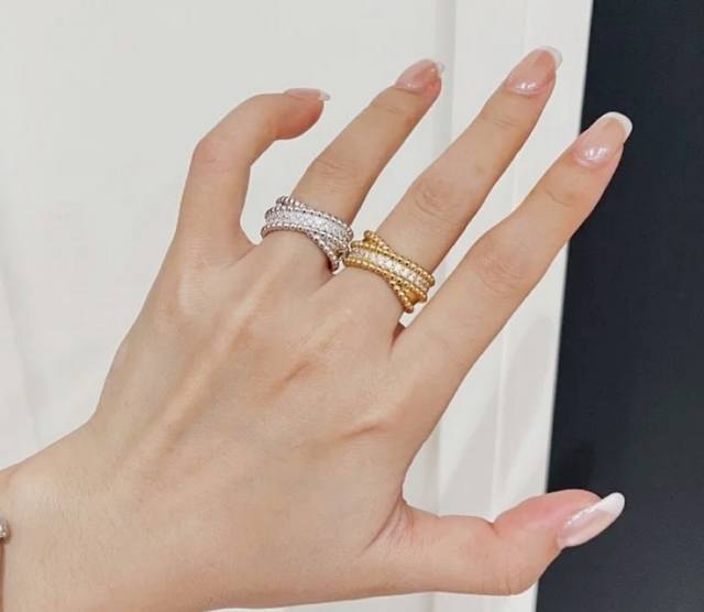 V金镀咪金 码数56789。Vca双圈戒指正品开版所有满钻镶嵌，专柜这种超过二十万的，随便哪个角度都是戏！ Vca梵克雅宝 满钻戒指华丽设计 这种设计也只有大牌