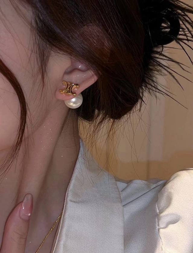 我们出品 量大咨询客Fu Celne 凯旋门珍珠耳钉 时尚简约，又很有创意的设计，非常仙，非常柔美，落落大方！因为极其简单的设计，越是要做好，才有那种复古港风味