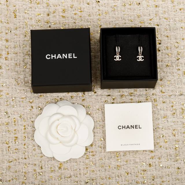 我们出品 Z批 6240！量大咨询客Fu 香 25B黑色滴胶双C耳钉 秋冬新款绝美系列全网首发爱了爱了蝴蝶结设计+Blingbling闪粉真的好爱蝴蝶结是会稍微