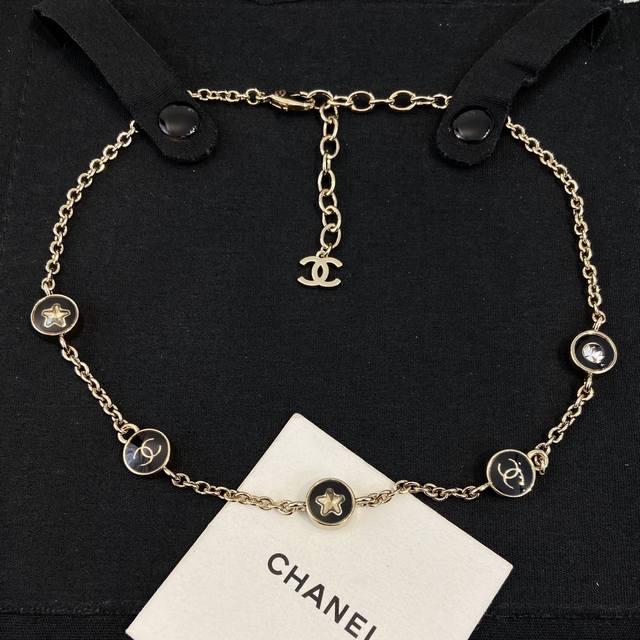 Xx0429 香 金黑双C水钻圆饼项链 辛芷蕾同款25最新款！全网首发现Huo哇哇，太美了经典的金黑配色，非常有Vintage的味道，上身富家千金既视感细节感满