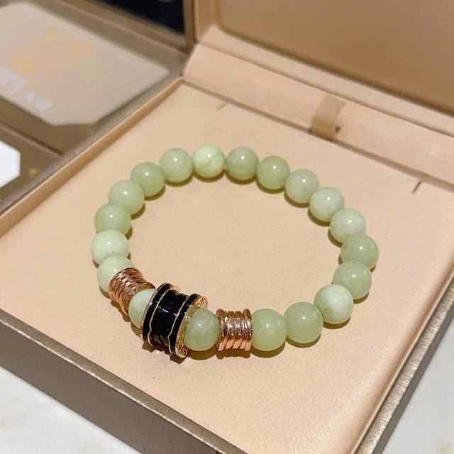 宝格丽手链V金材质 Bvlgari宝格丽 Divas‘ Dream 系列 天然幽灵手链品相完美，细节无敌，那种独特的色泽完全无可挑剔，再缀以经典指环外形设计，简